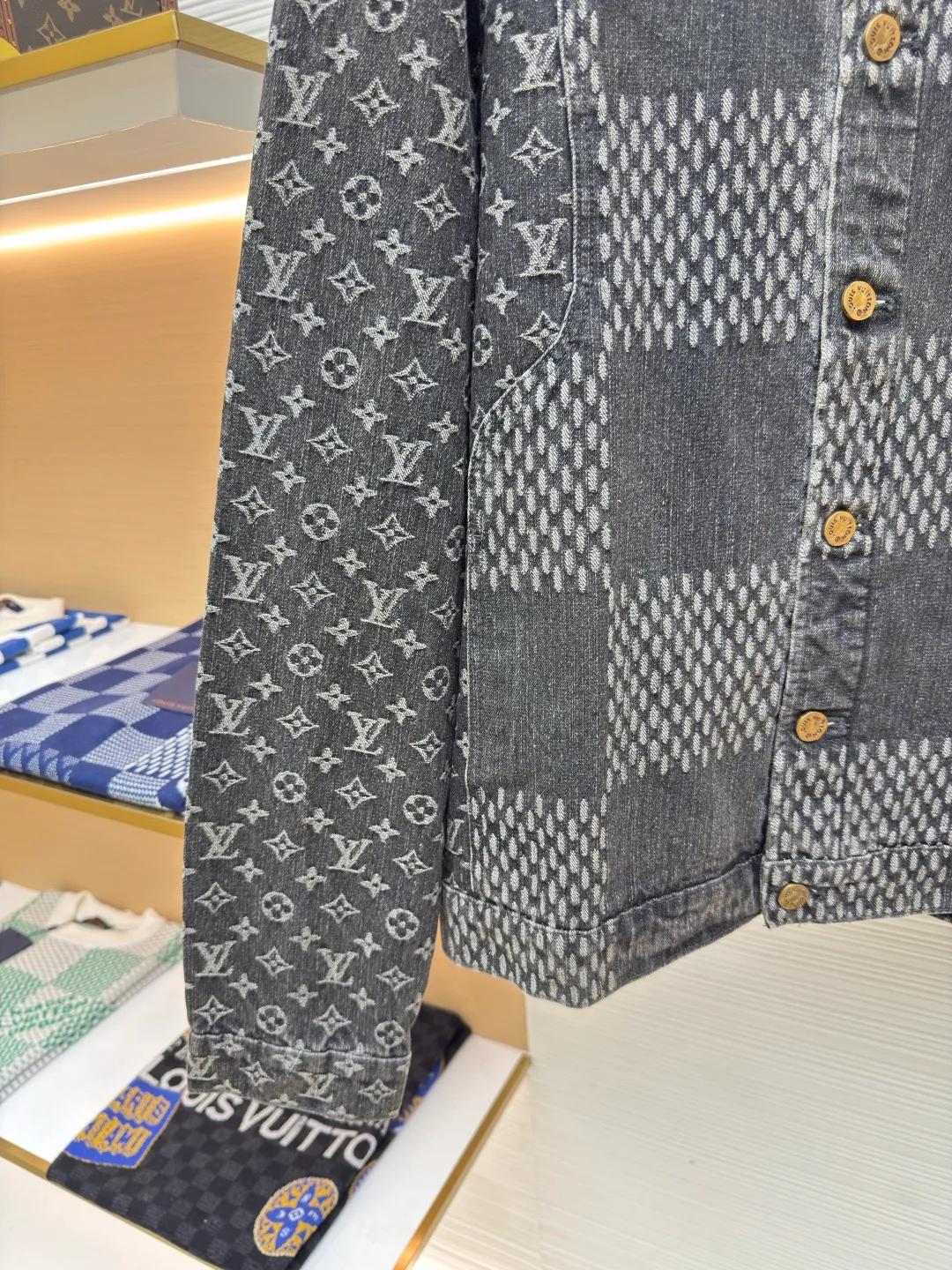 LOUIS VUITTON x Nigo classic checkerboard denim jacket ●Authentic product: purchased and developed by 14309 ●Item number: 1680328-B60 ●Fabric: denim fabric ●Technology: jacquard production ●Version: fitted version ●Weight: about 1015 grams ●Size: 46-48-50-52 ●Description: After manual typesetting and positioning and cutting, the fabric wear is very large, the cuffs are aligned, the back jacquard is lined up horizontally, the front and back splicing process perfectly restores the original effect, the jacquard pattern size and spacing are the same, the pattern width is consistent, and the workmanship is very complicated. The overall wiring is straight and delicate, the fabric is comfortable and soft, and the color is consistent without color difference. It can be matched with the same style to create a fashionable look and control various occasions. Customized accessories, complete with three standards, same style for men and women!